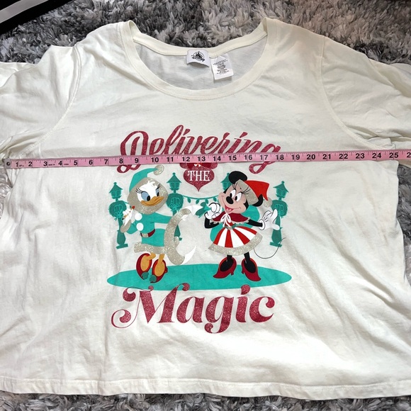 Disney Delivering the Magic Daisy Duck and Minnie Mouse Short Sleeve T-Shirt - Picture 2 of 8